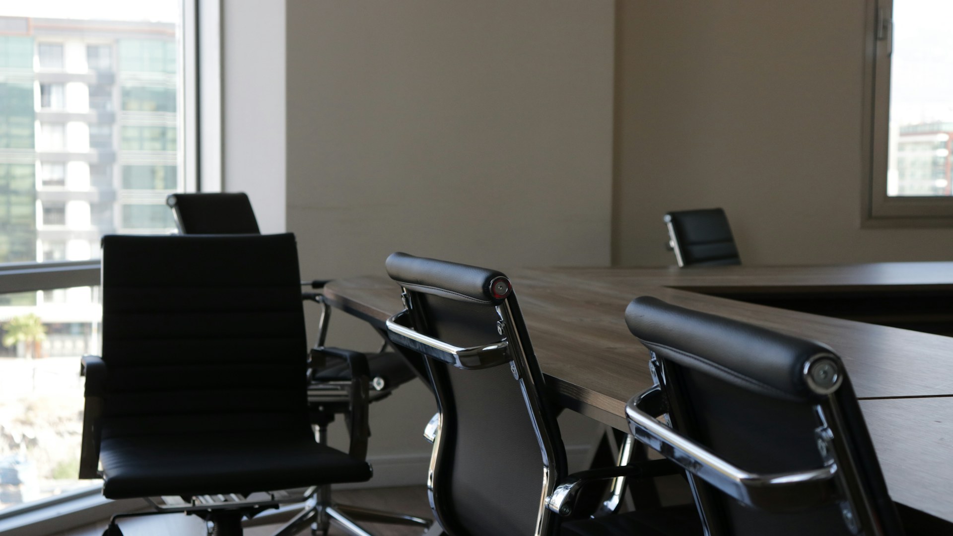 Sala de reunião de escritório de advocacia, com a mesa e as cadeiras vazias