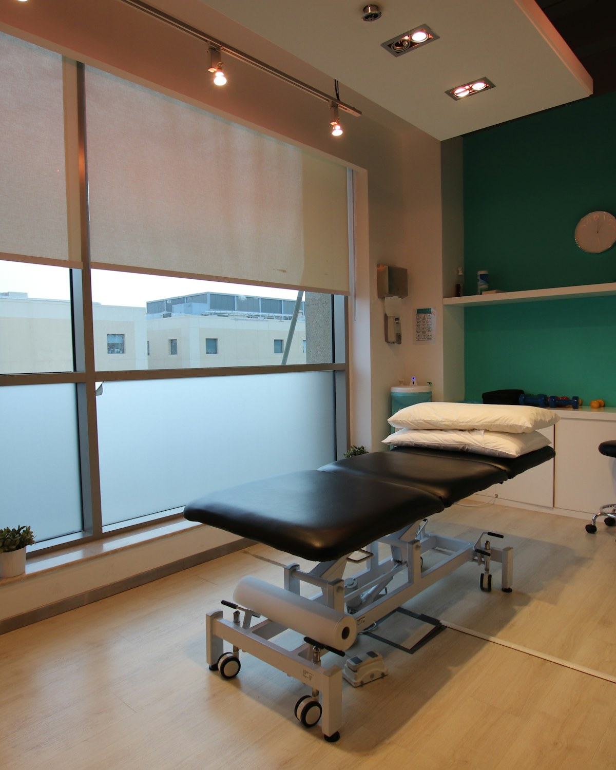 Maca e sala de atendimento de fisioterapia, prontas para a sessão